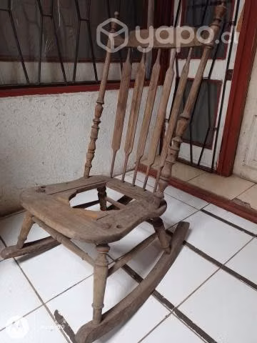 Antigua silla mecedora para restaurar