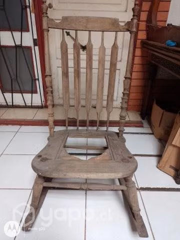 Antigua silla mecedora para restaurar