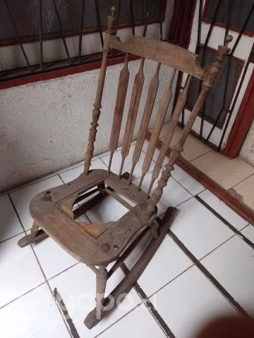 Antigua silla mecedora para restaurar