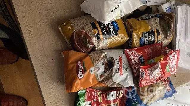 Mercadería lentejas salsas fideo sal