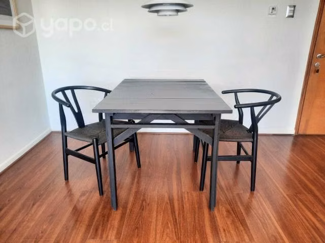 Mesa y 2 sillas Wishbone