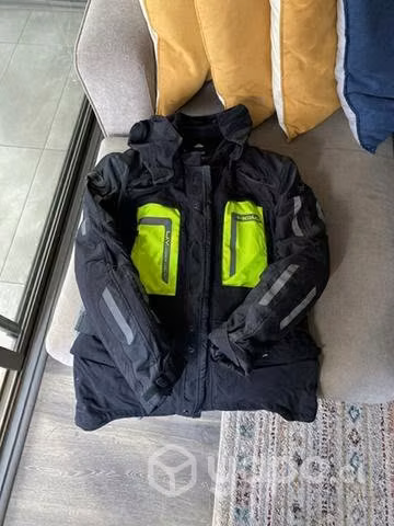 Chaqueta Hela semi nueva XL invierno y verano