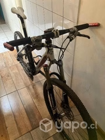 Bicicleta MTB aro 26 Carbono.