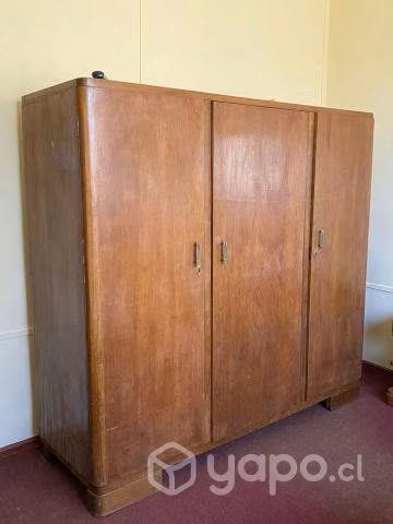 Ropero de madera