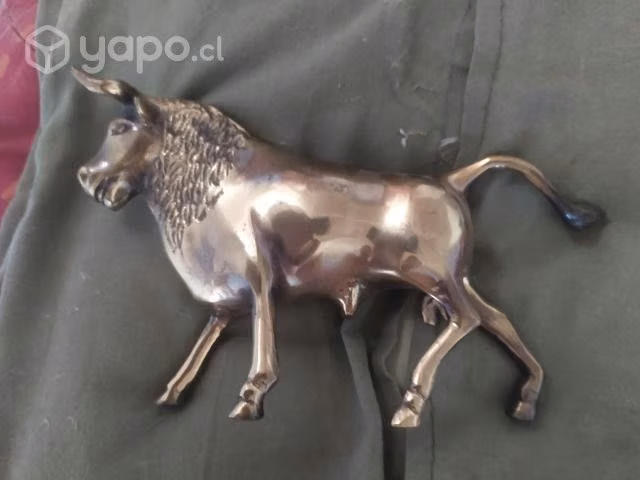 Toro y caballo de bronce
