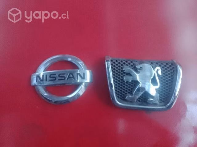 Logos de Nissan y Peugeot