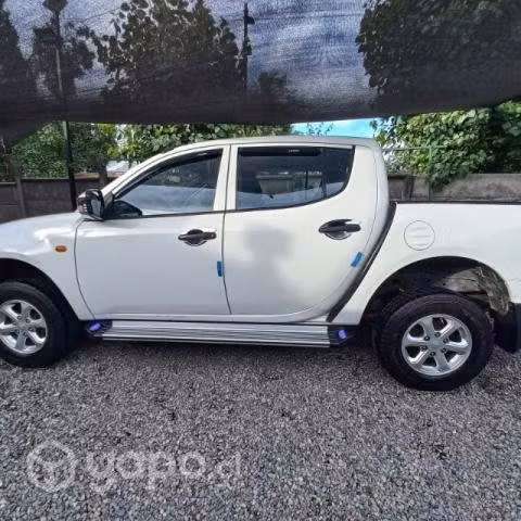 Se vende camioneta Mitsubishi l-200 doble cabina