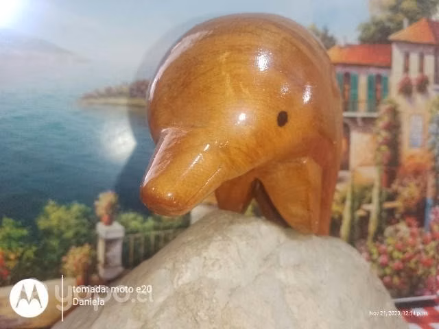 Delfines tallados en madera