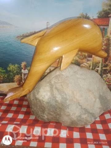Delfines tallados en madera