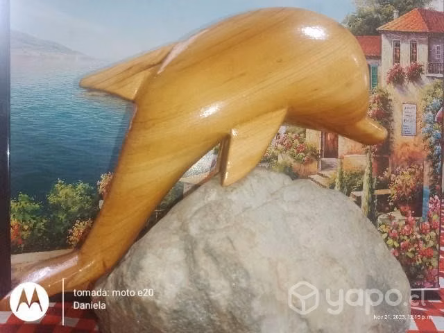 Delfines tallados en madera