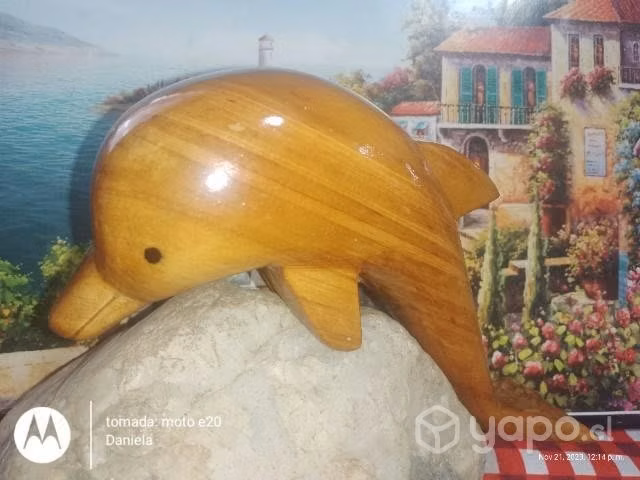 Delfines tallados en madera