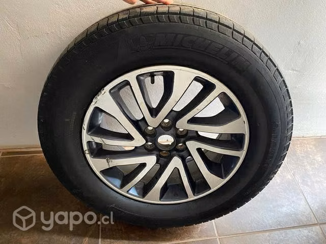 Neumático con llanta Nissan np300