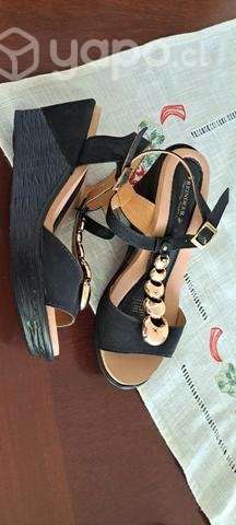 Sandalias negras taco bajo - Imagen 3