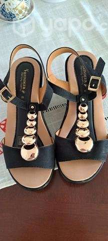 Sandalias negras taco bajo - Imagen 2