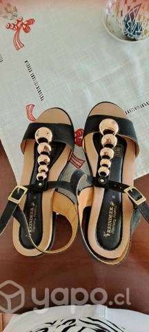 Sandalias negras taco bajo - Imagen 4