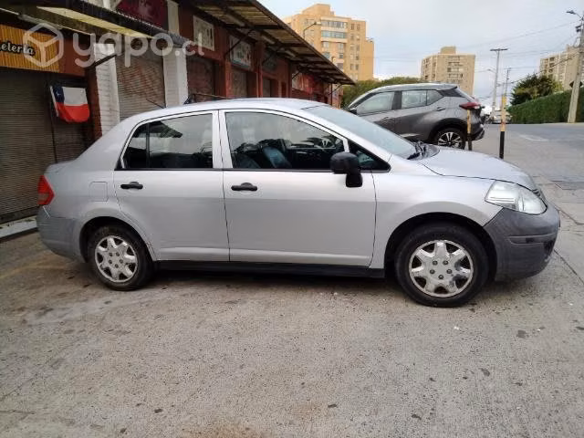 Se vende automóvil nissan tiida 1.6