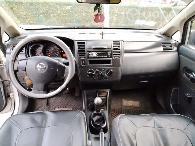 Se vende automóvil nissan tiida 1.6