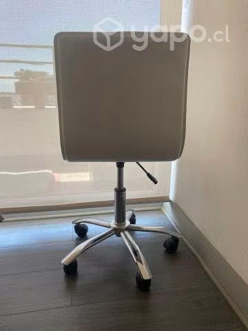 Silla blanca de escritorio