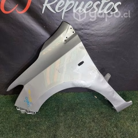 Tapabarro izquierdo toyota yaris 2014 2016