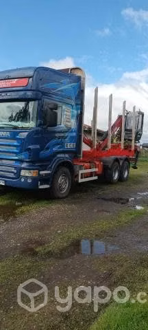 SCANIA R560 con grúa pluma