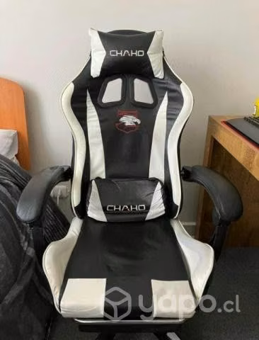 Silla gamer y zapatillas