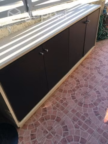 Mesa redonda y mueble rack