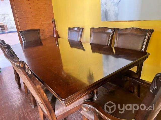 Comedor con 2 sitiales y 6 sillas