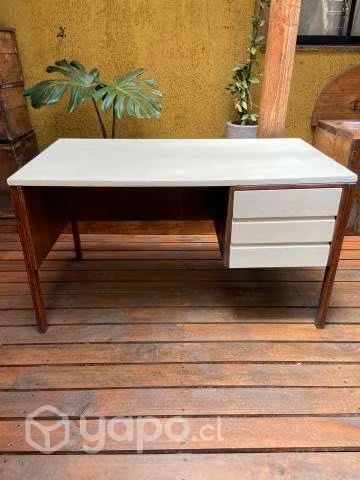 Escritorio restaurado blanco