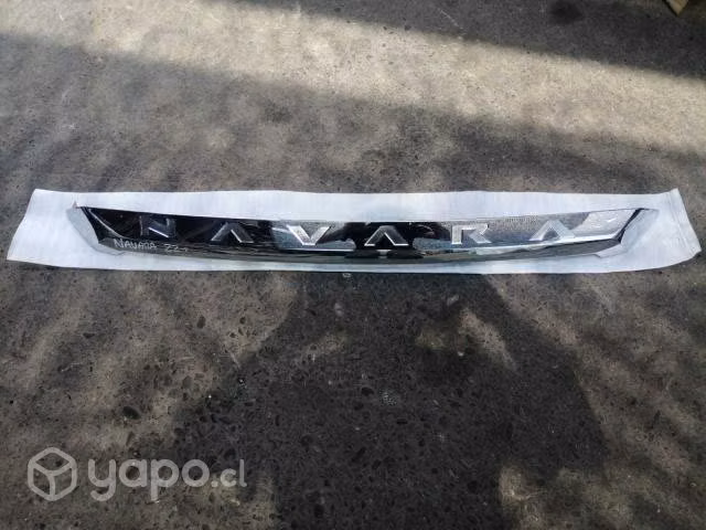 Moldura de capot nissan navara 2022 original