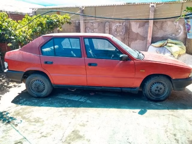 Auto Antiguo Alfa Romeo año 1987