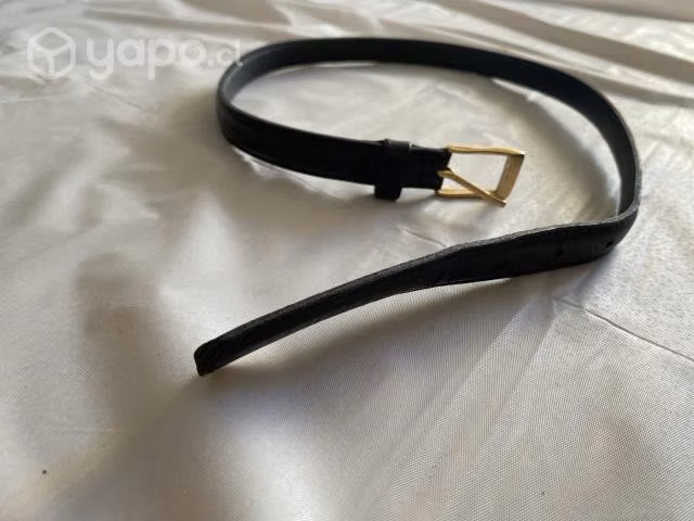 Cinturón negro con hebilla dorada