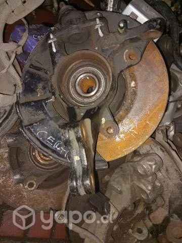 Muñón izquierdo kia cerato c 2011