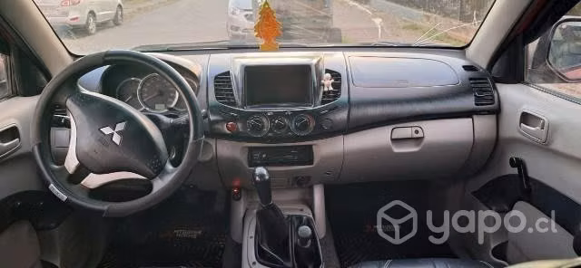 Mitsubishi l200 2014