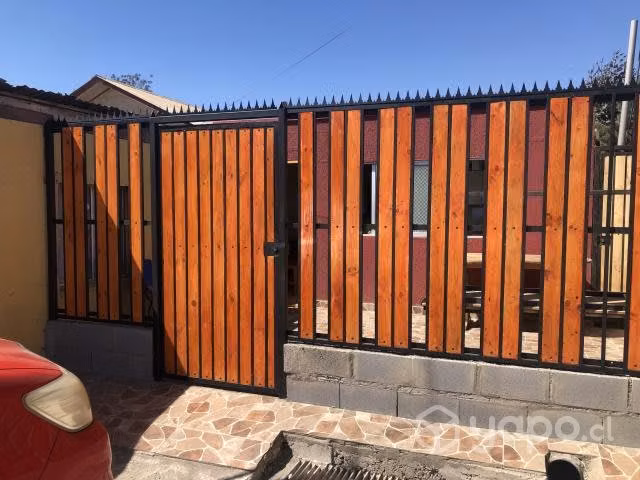 Reja con puerta
