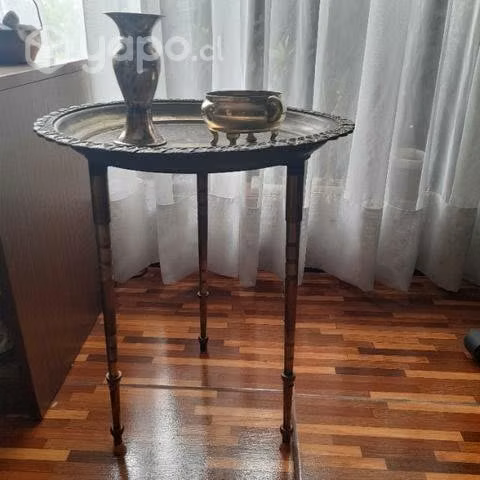 Preciosa mesita egipcia bronce