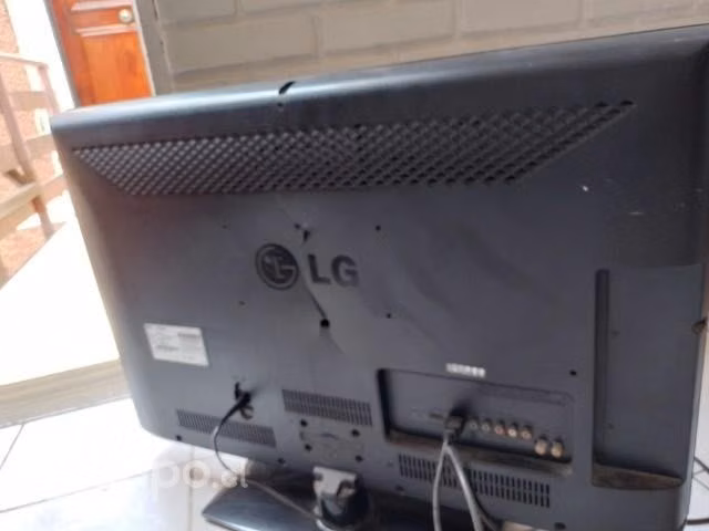 Televisor LG en mal estado, respaldo roto