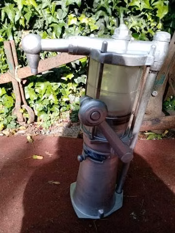 Antigua bomba surtidora de almacén funcionando