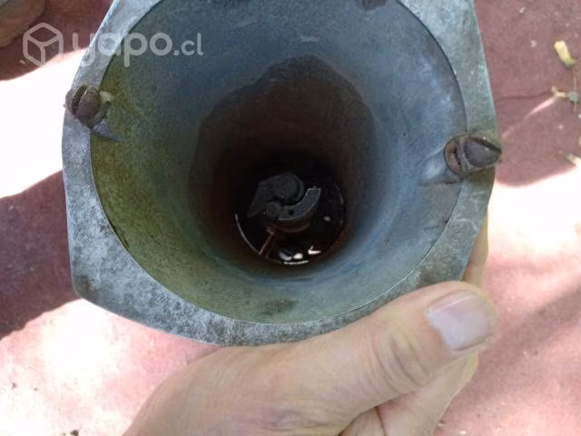 Antigua bomba surtidora de almacén funcionando