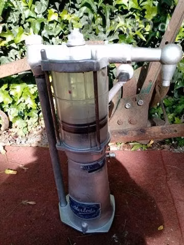 Antigua bomba surtidora de almacén funcionando