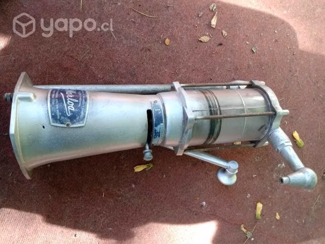 Antigua bomba surtidora de almacén funcionando