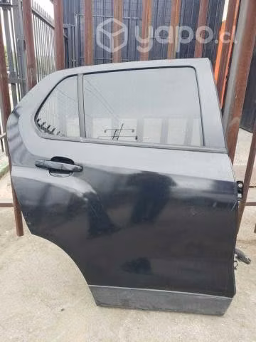 Puerta completa trasera rh tracker 1.8 2017