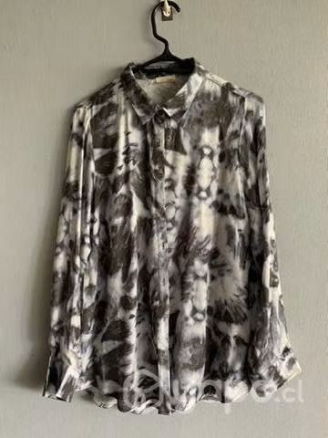 Blusa umbrale, un básico en talla S.