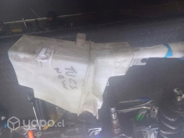 Deposito de limpiaparabrisas hyundai Tucson 2017
