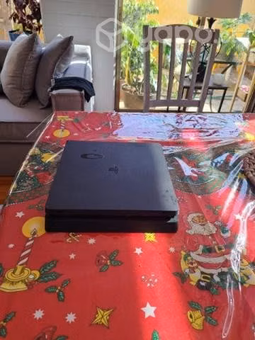 Play 4 con juegos incluidos.