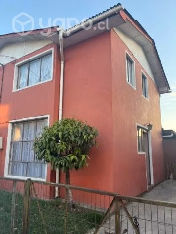 Casa de dos pisos y 3 dormitorios