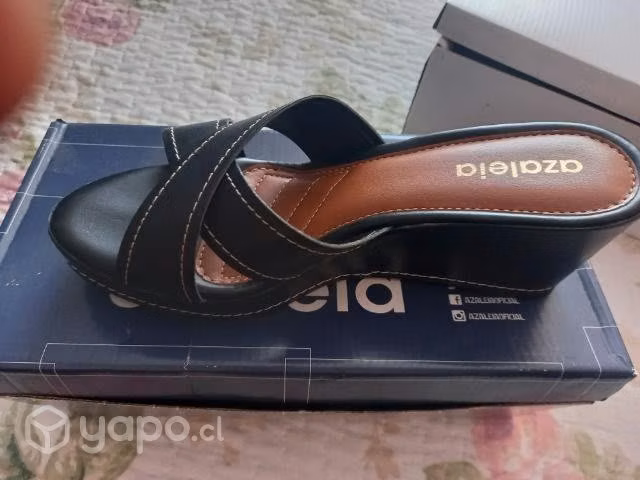 Sandalias nuevas y poco uso