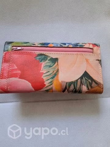 Billetera de cuero nueva. Diseño floreado