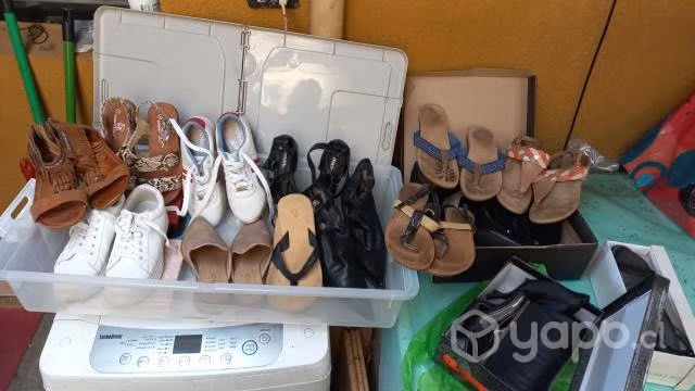 Chalas, zapatos y zapatillas.