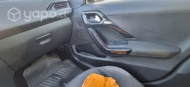Auto Peugeot Diesel 208 HDI 1,4 2014