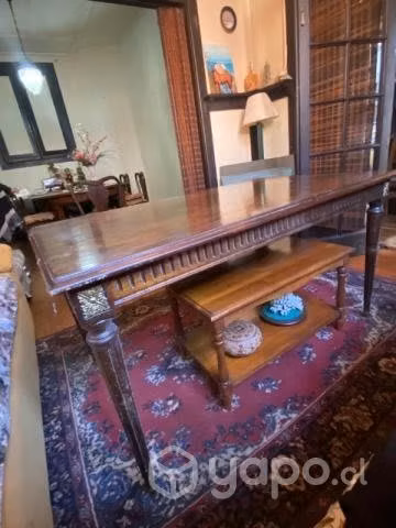 Linda mesa de madera noble